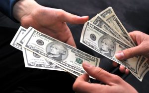 Nằm mơ thấy người ta mượn tiền mình đánh con gì?