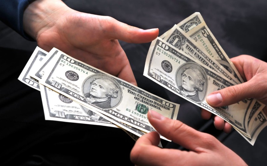 Nằm mơ thấy người ta mượn tiền mình đánh con gì?